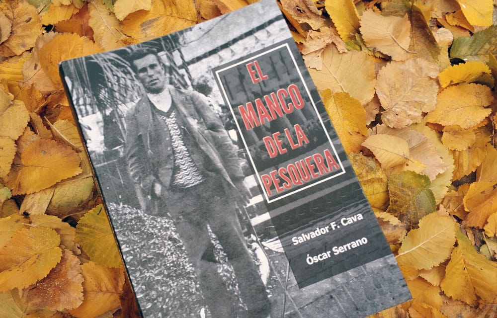 El libro «El Manco de La Pesquera» sobre un lecho de hojas de otoño
