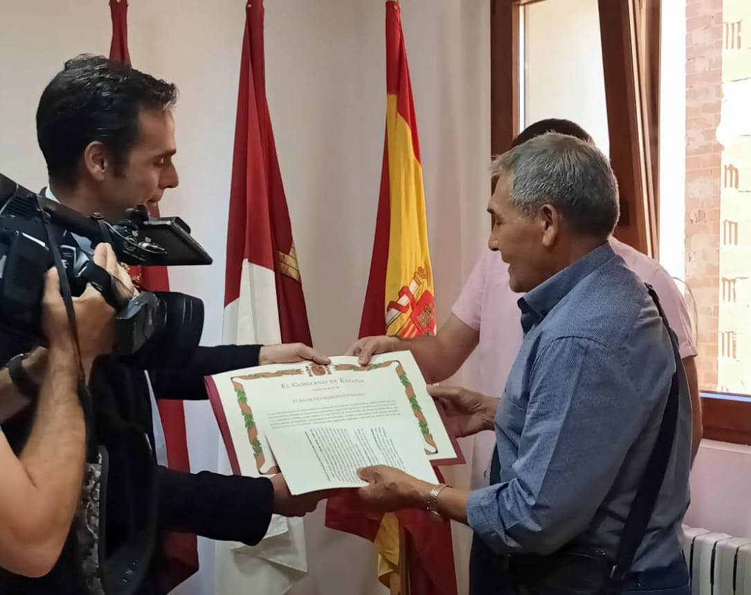 Documento oficial de declaración de reparación y reconocimiento personal a Basiliso Serrano Valero