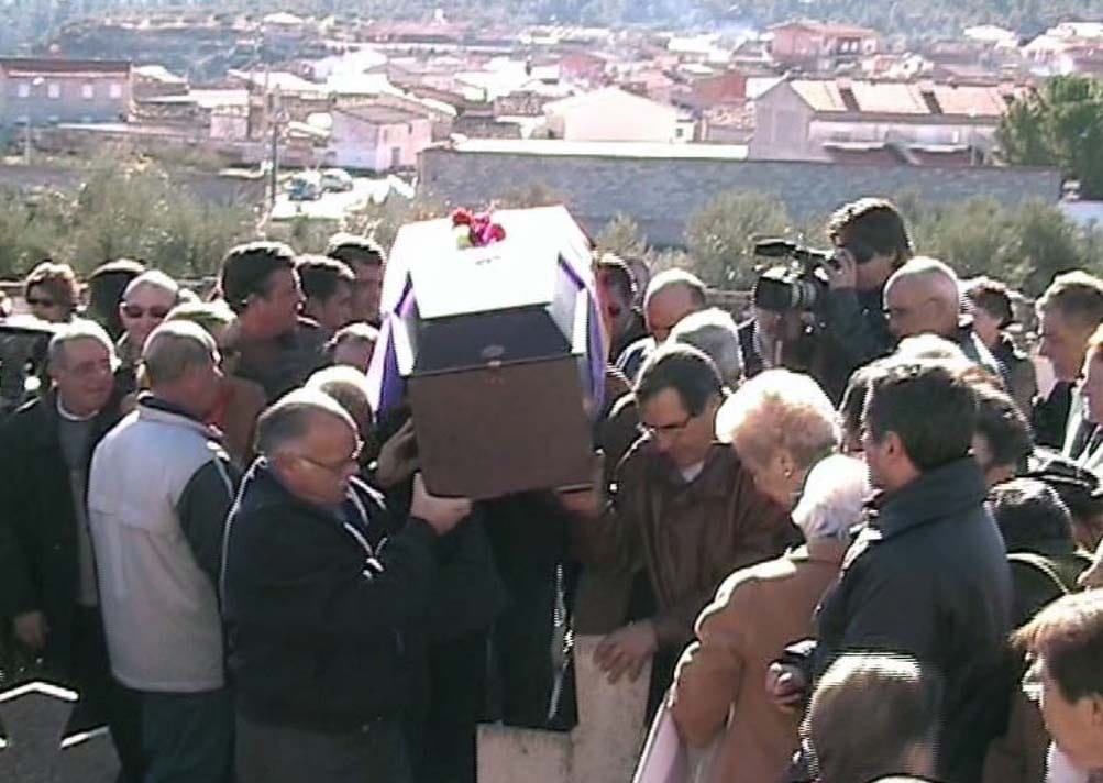 Los vecinos de La Pesquera reciben los restos de Basiliso Serrano, diciembre de 2005