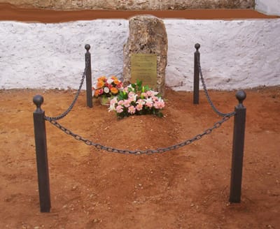 Tumba de Basiliso Serrano en el cementerio de La Pesquera
